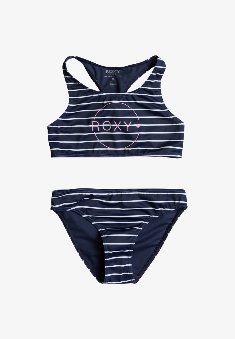 Navy raidallinen bikinisetti, joka sisältää lyhyen topin, jossa on ristikkäiset hihnat ja vaaleanpunainen "ROXY"-logo, ja yhteensopivat matalavyötäröiset alushousut.