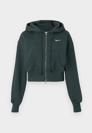 Przycięta, ciemnozielona bluza z kapturem, wykonana z miękkiego materiału, z przednim zamkiem błyskawicznym, dużymi przednimi kieszeniami i białym logiem Nike na piersi.