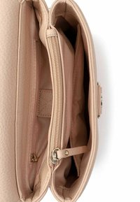 Borsa a mano in pelle beige con più scomparti, incluso un taschino centrale con zip, rivestimento interno in tessuto morbido e dettagli in metallo color oro.