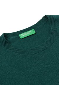 Zelený pletený svetr s kulatým výstřihem. Obsahuje žebrovaný límec a štítek s nápisem "UNITED COLORS OF BENETTON" v bílém textu na zeleném pozadí.