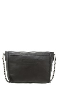 Sort læder crossbody taske med en struktureret overflade, der har en sølv kædetræk og en lynlåslukning. Baglomme accent på bagsiden.