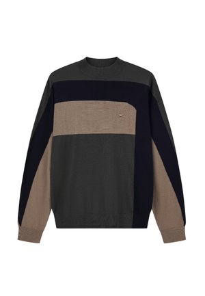 Suéter de punto de manga larga para hombre con bloques de color horizontales y diagonales en gris oscuro, negro y beige, con un pequeño logo en el pecho.