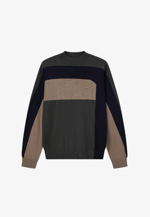 Suéter de punto de manga larga para hombre con bloques de color horizontales y diagonales en gris oscuro, negro y beige, con un pequeño logo en el pecho.