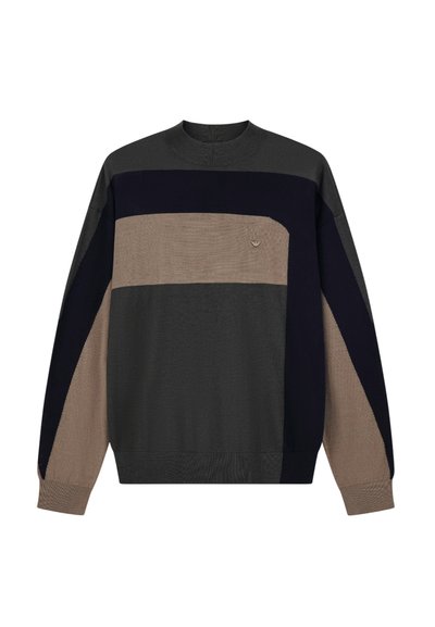 Maglione a maniche lunghe da uomo in maglia con blocchi di colore orizzontali e diagonali in grigio scuro, nero e beige, con un piccolo logo sul petto.