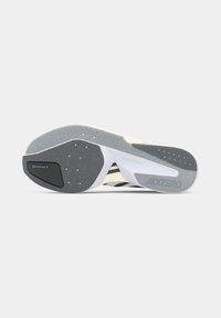Semelle d'une chaussure Adidas Adizero avec un profil en caoutchouc gris et noir et marquage Continental au talon.