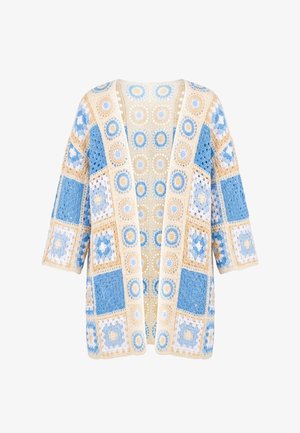 Hæklet cardigan med åben front med blå, beige og hvide granny square-mønstre og trekvartærmer.