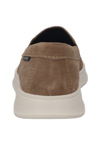 Braune Wildlederschlüpfschuhe mit runder Ferse, cremefarbener Gummisohle und kontrastierenden Nähten. Minimalistisches Design ohne sichtbare Beschläge.