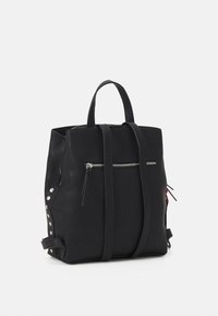 Czarny plecak wykonany z teksturowanego materiału, wyposażony w górny uchwyt, długie paski, przednią kieszeń na zamek oraz srebrne ćwieki po bokach.