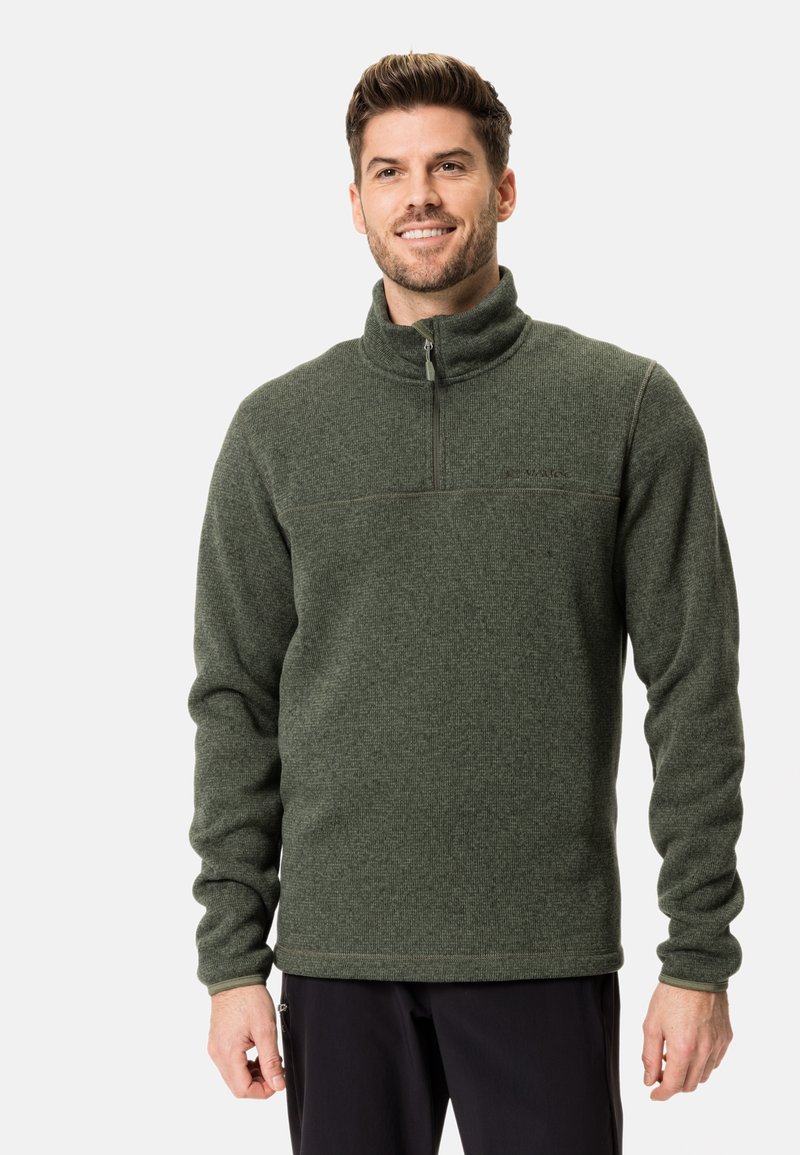 Pulover fleece verde cu fermoar, guler înalt, țesătură texturată și detaliu pe cusătura pieptului. Mâneci lungi, manșete ajustate și croială lejeră.