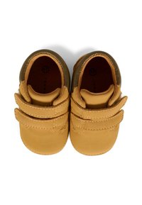 Tijgerlederen peuterschoenen met twee klittenbandsluitingen, ronde neus en zachte binnenvoering, met een eenvoudig ontwerp en gestikte accenten.