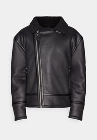 Sort læderjakke med lynlåslukning, shearling-krave og ribstrikkede manchetter. Har et horisontalt stribedesign langs kanten.