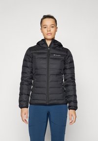 Veste en duvet noire avec fermeture éclair sur le devant, capuche et design matelassé. Comprend des poches latérales et le logo Columbia sur la poitrine. Texture lisse.