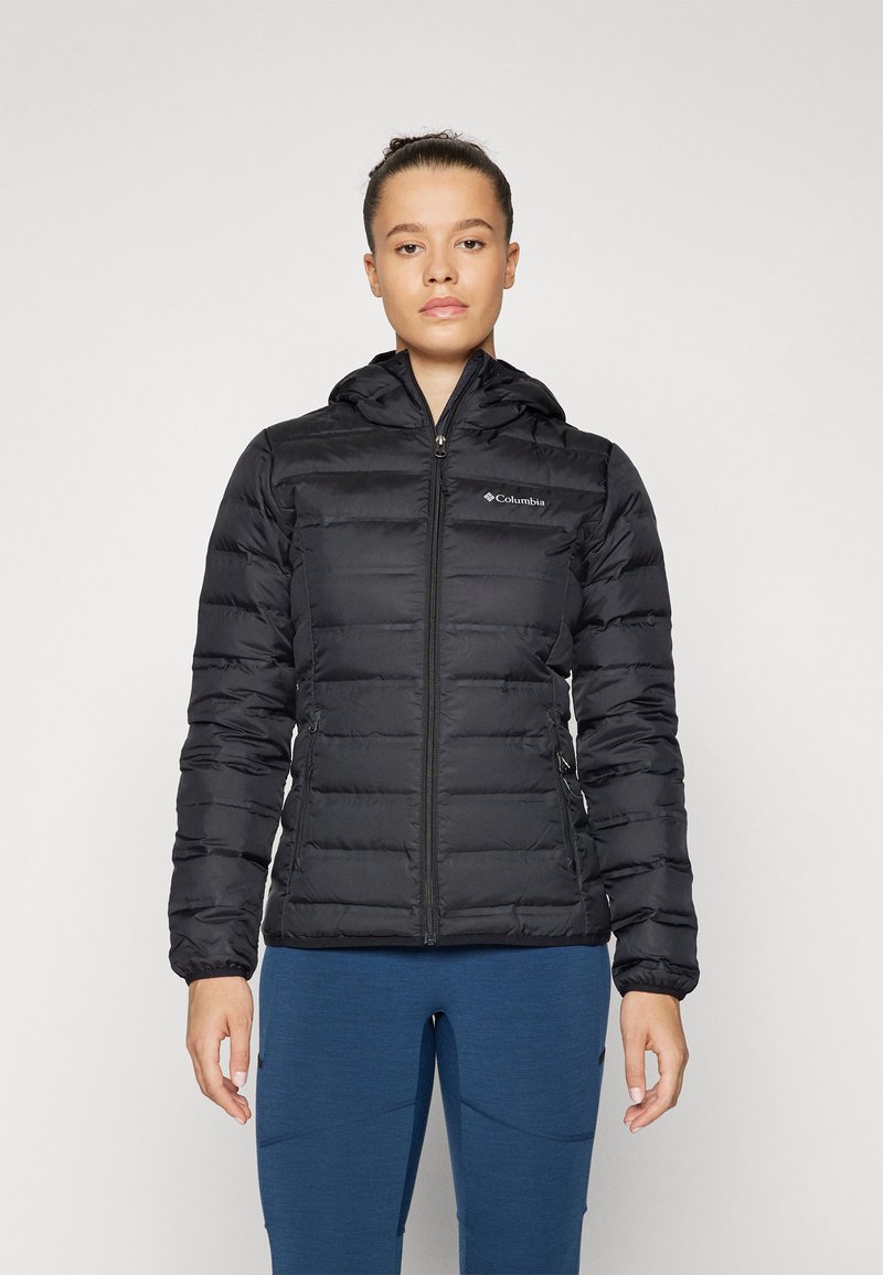 Veste en duvet noire avec fermeture éclair sur le devant, capuche et design matelassé. Comprend des poches latérales et le logo Columbia sur la poitrine. Texture lisse.