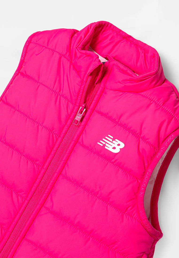 Gilet rembourré rose avec un col haut, design matelassé, fermeture éclair à l'avant et logo New Balance en blanc. Tissu léger et isolant.