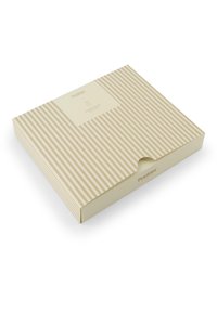 Rektangulær eske med et beige stripet design, som har en glatt overflate og en utstanset flap for enkel åpning. Etikett på forsiden.