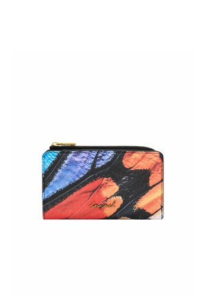 Cartera rectangular con cremallera decorada con un patrón abstracto de plumas en colores azul, rojo, naranja y negro, con un pequeño logo dorado.