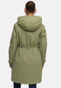 Olijfgroen lang jack met een trekkoord in de taille, capuchon en elastische manchetten; gladde textuur en minimalistisch ontwerp; reflecterende accenten op de capuchon.