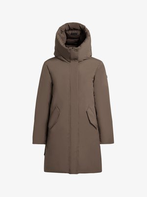 Cappotto imbottito marrone con collo alto, maniche lunghe e tasche frontali. Texture liscia, design minimalista e chiusura con bottoni a pressione.