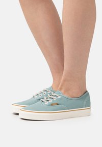 Vans AUTHENTIC UNISEX - Sneaker low - light blue/white