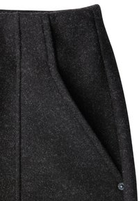 Zwarte wollen broek met een gestructureerde afwerking, geplooid ontwerp en zijzakken met een blauwe knoopaccent.