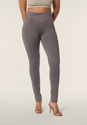 CON VITA ALTA DECORATA DA FIBBIA LATERALE - Pantalones - shark