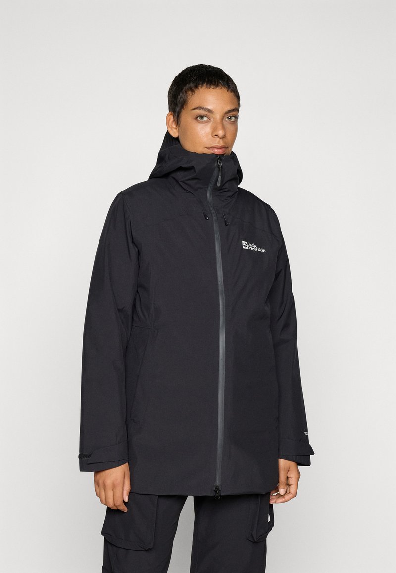 Veste noire imperméable avec un col haut, fermeture éclair sur le devant, capuche ajustable et détail de logo. Texture lisse et manches longues.