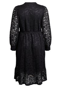 Zwarte kanten jurk met lange mouwen, bloemenpatronen, een getailleerde taille en een gerimpelde zoom. Bevat delicate, doorzichtige kantstof over de hele jurk.