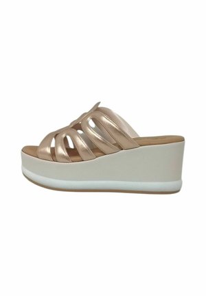 Sandalo con zeppa con cinturini dorati metallici e suola platform bianca, design open-toe, stile slip-on, vista laterale.