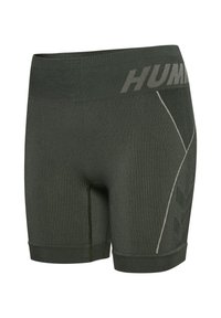Dunkelgrüne, gerippte Sportshorts mit hohem Bund, der teilweise das „HUMMEL“-Logo und ein dezentes Chevron-Muster an der Seite zeigt.