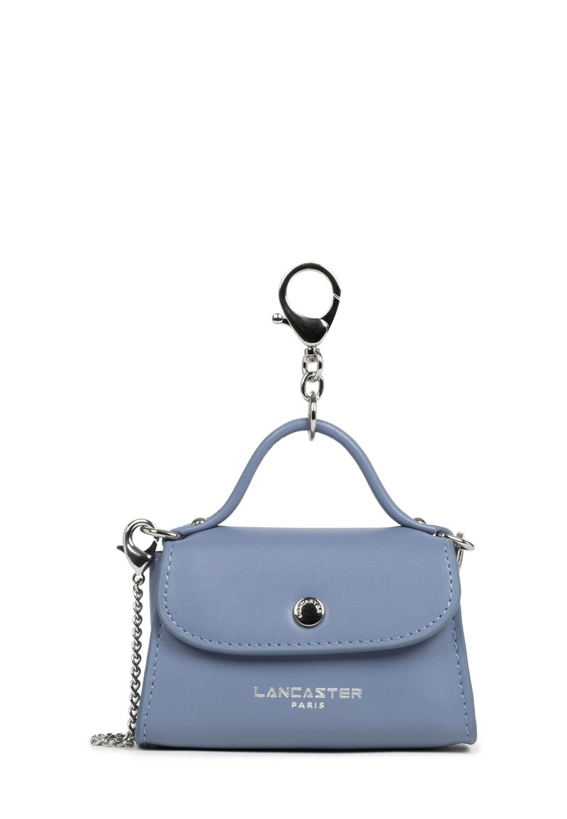 Piccolo portachiavi in pelle blu con manico superiore, bottone a pressione argento, catena argentata e gancio a moschettone, marchiato "Lancaster Paris."