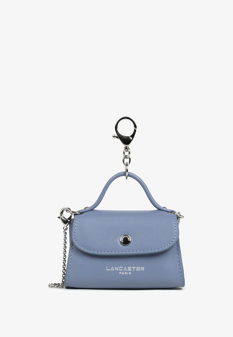 Piccolo portachiavi in pelle blu con manico superiore, bottone a pressione argento, catena argentata e gancio a moschettone, marchiato "Lancaster Paris."