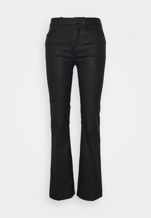 Svart flagrende bukser laget av et glatt stoff med høyde i livet, to frontlommer og glidelås. Teksturert overflate.