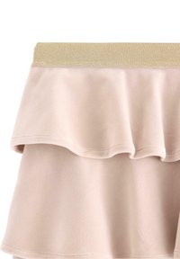 Růžová sukně z měkké, texturované tkaniny; má volánkový lem a zlatý elastický pas. Jednoduchý a elegantní design.