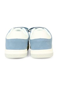 Sneakers in suede blu con accenti bianchi, featuring un design pulito, superficie testurizzata e branding stampato sulla suola. Visuale posteriore mostrata.