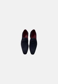 Mocasines de ante azul marino con un diseño elegante, punta afilada y una correa decorativa en el empeine. Plantillas rojas visibles en el interior.