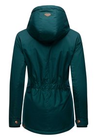 Teal vattentät jacka med huva, åtdragen midja, långa ärmar och bruna knappdetaljer. Slät yta och minimalistisk design.