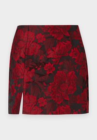 Rød blomsterkjole med svart bakgrunn, med strukturert stoff, høy midje og en sideslitt for ekstra detalj.