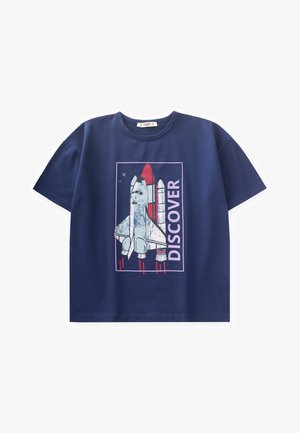 Navyblauwe katoenen T-shirt met een graphic van een spaceshuttle met rode accenten en het woord "ONTDEKKEN" in vetroze tekst.