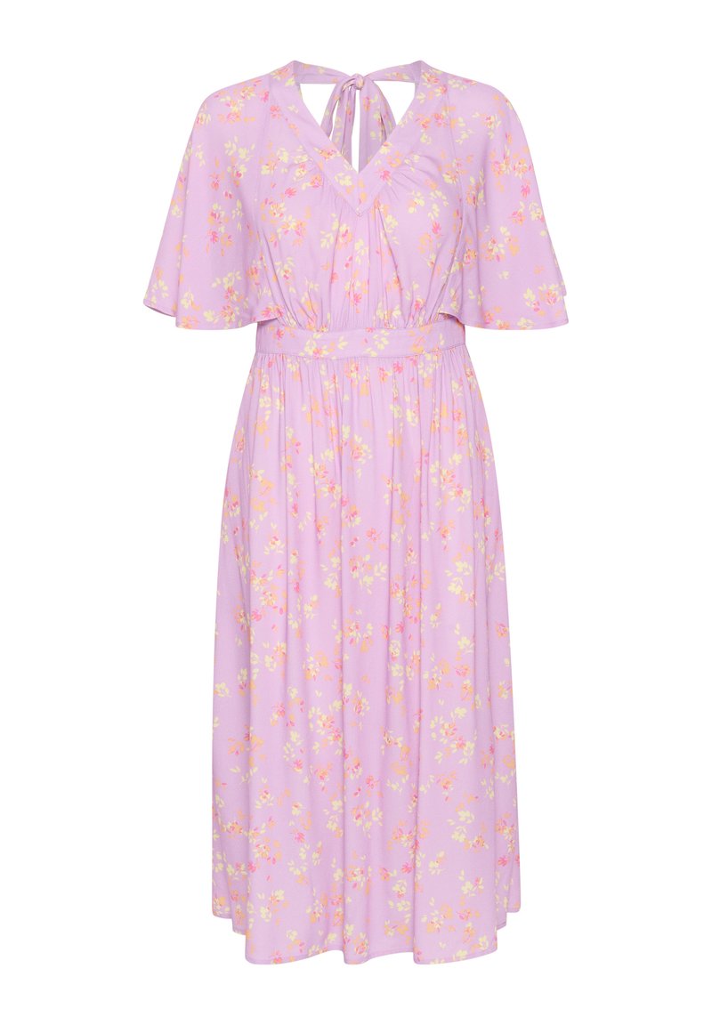 Robe fleurie en tissu violet clair avec des manches courtes et flottantes, un col noué dans le dos et une taille cintrée avec une jupe fluide.