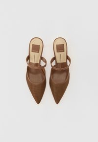 Chaussures slingback à bout pointu marron avec deux fines brides et une finition texturée. La semelle intérieure présente un design de logo minimaliste.