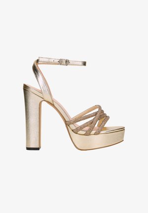 Sandalo con tacco in oro metallico, caratterizzato da più cinturini intrecciati, suola piattaforma, cinturino alla caviglia con fibbia e finitura testurizzata.