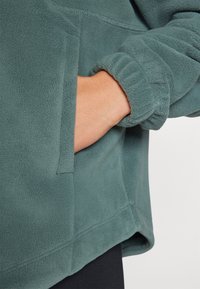 Nike Performance ONE HOODIE POLAR - Felpa con cappuccio - vintage green/white