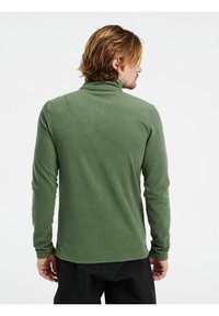 Pullover in pile verde con colletto alto, maniche lunghe e texture morbida. Presenta un orlo dritto e un branding discreto sul lato.