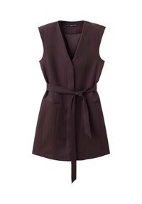 Sukienka bez rękawów w głębokim fiolecie, z dekoltem w kształcie litery V, taliowana, z bocznymi kieszeniami i paskiem do wiązania, wykonana z gładkiej tkaniny.