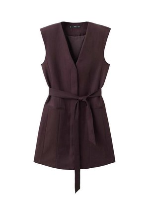 Vestido sin mangas de color púrpura oscuro con escote en V, cintura ceñida, bolsillos laterales y cinturón de lazo, confeccionado en una tela suave.