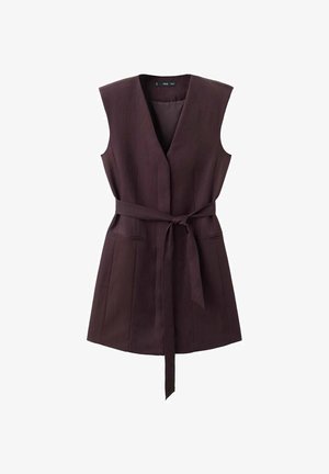 Vestido sin mangas de color púrpura oscuro con escote en V, cintura ceñida, bolsillos laterales y cinturón de lazo, confeccionado en una tela suave.