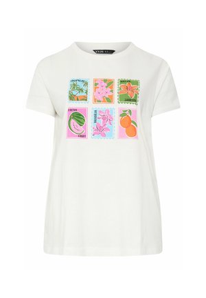 Witte t-shirt met korte mouwen met zes kleurrijke tropische stempelontwerpen met bloemen, fruit en tekst zoals "Rio de Janeiro" en "Fresh Fruit."