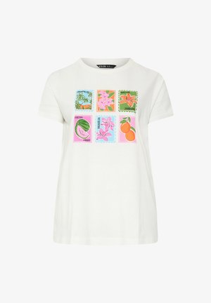 Hvid t-shirt med korte ærmer med seks farverige stempelmotiver med tropisk tema, der indeholder blomster, frugter og tekst som "Rio de Janeiro" og "Fresh Fruit."