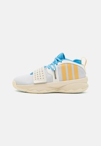 Witte mesh sneakers met blauwe accenten en drie oranje strepen. Beschikt over een gestructureerde band met perforaties en een flexibele zool.