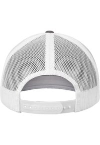 Hvit caps med mesh bak, flat skjerm og justerbar plaststropp. Har en grå knapp på toppen og kontrasterende stikking detaljer.